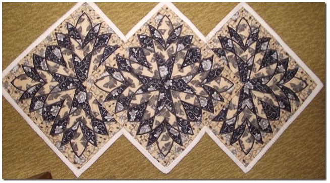 projects6_023_pat_cleopatras_fan_vinatge_beauty_quilted_table_runner.jpg