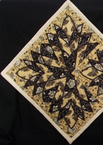 projects6_023_pat_cleopatras_fan_vinatge_beauty_quilted_table_runner_closeup.jpg
