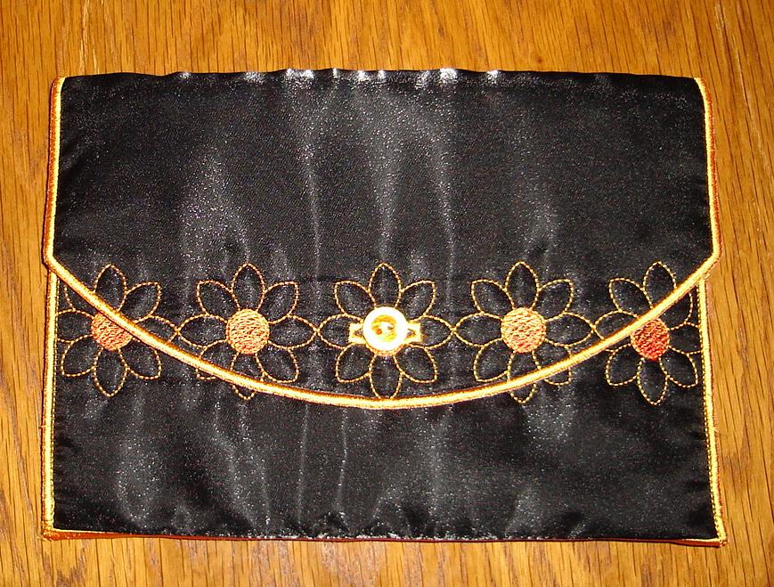 q0230_daisy_purse_8a5e.jpg