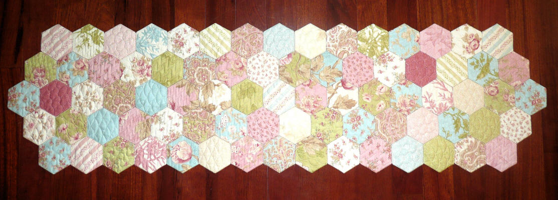 q0389_hexagon_table_runner.jpg