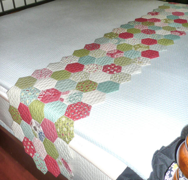 q0467_king_sized_hexagon_bed_runner_2.jpg