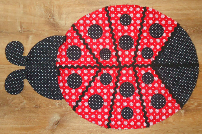 q0556_ladybug_rag_quilt_B_design_files_1.jpg