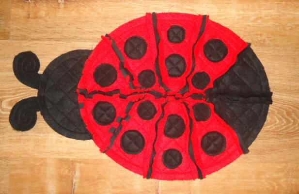 q0556_ladybug_rag_quilt_built_in_seam_allowance.jpg