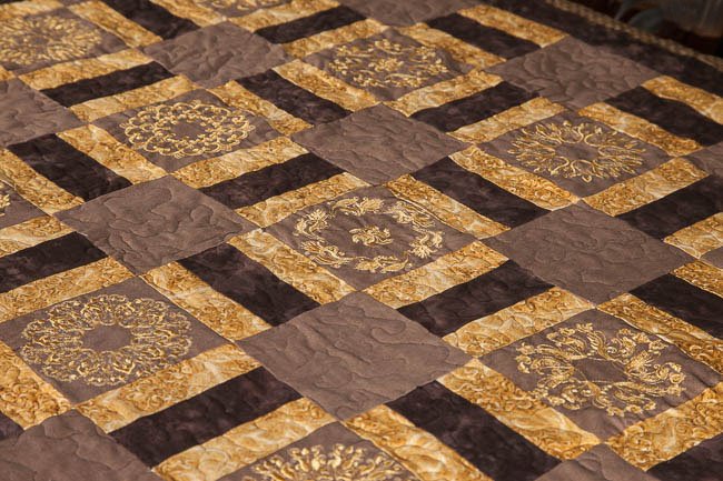 BFC1583 Golden Quilt circles