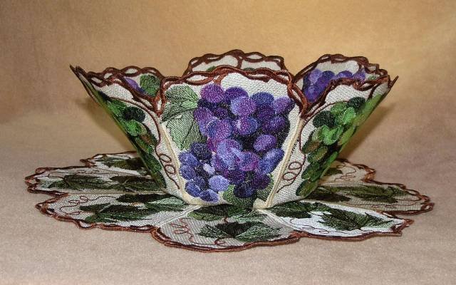 BFC0343 Lace Bowl & Doily  Vintage Grapes