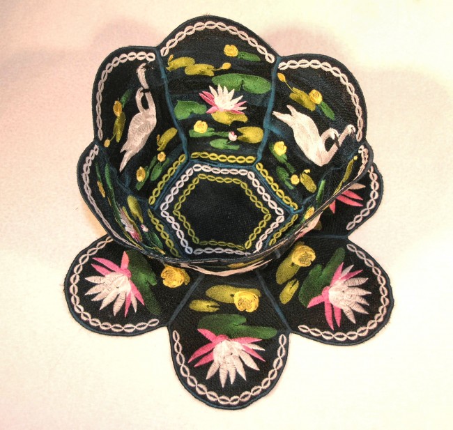 BFC0359   Lace Bowl & Doily Swans and Water Lilies