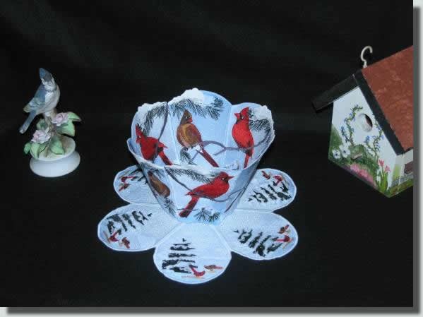 BFC0371 Lace Bowl & Doily Cardinals