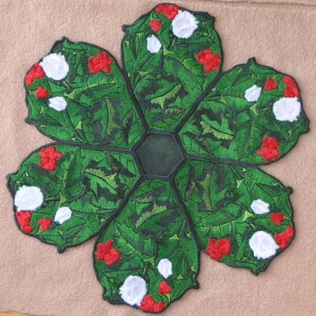 BFC0385  Lace Bowl & Doily Holly & White Roses