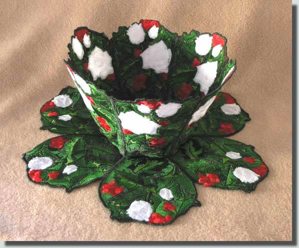BFC0385  Lace Bowl & Doily Holly & White Roses