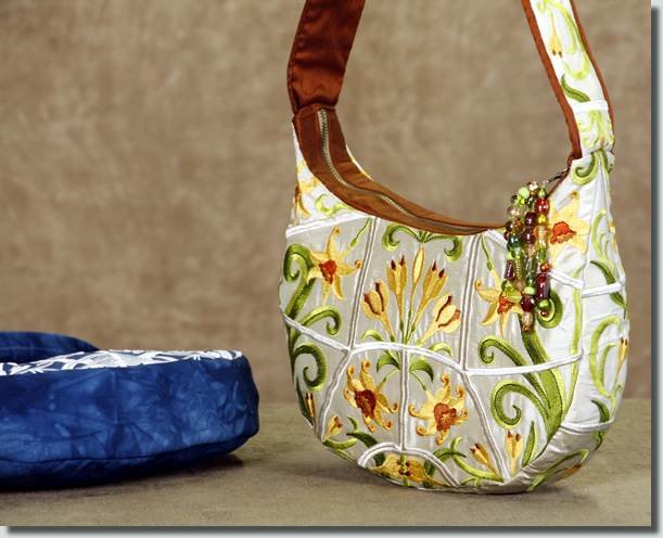 BFC0766 QIH Art Nouveau Hobo Bag