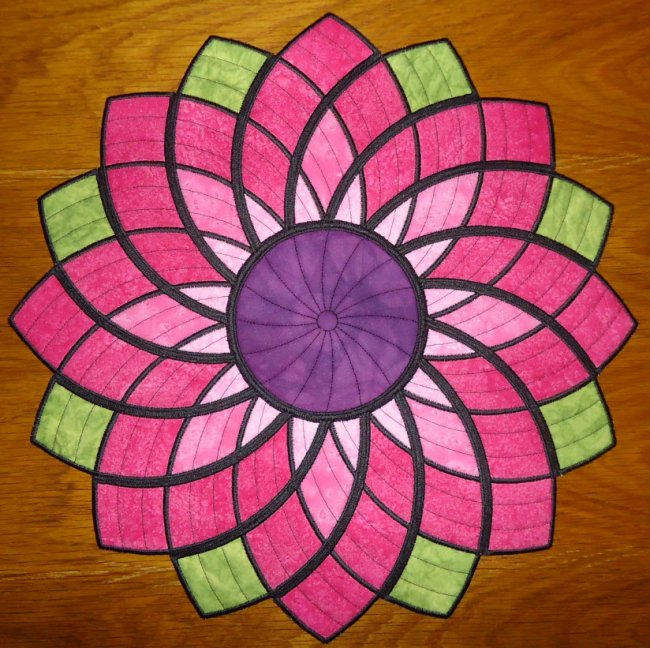 CCQ0485 - Dahlia 15 inch Placemat Doily